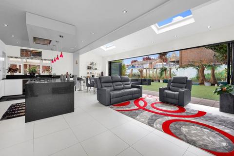 5 bedroom semi-detached house for sale, Priory Close, London, N14