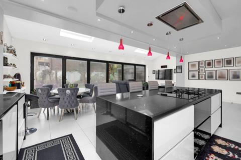 5 bedroom semi-detached house for sale, Priory Close, London, N14