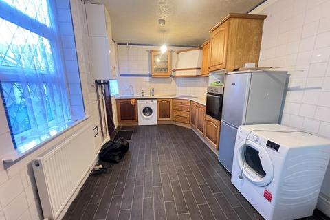 3 bedroom terraced house to rent, Chadwick Road, MANCHESTER, M30 0NZ