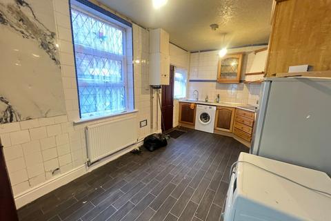 3 bedroom terraced house to rent, Chadwick Road, MANCHESTER, M30 0NZ