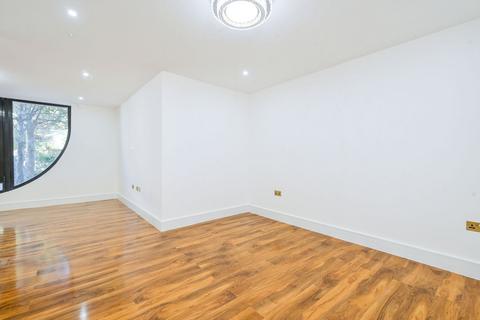Studio to rent, Coombe Road, Kingston Hill, Kingston upon Thames, KT2