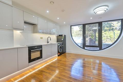 Studio to rent, Coombe Road, Kingston Hill, Kingston upon Thames, KT2