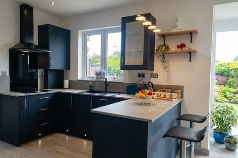 2 bed bungalow for rent in Riverview Road, EPSOM