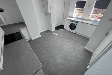 2 bedroom terraced house to rent, Longroyd Grove, Leeds LS11