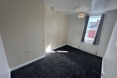 2 bedroom terraced house to rent, Longroyd Grove, Leeds LS11