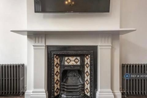 1 bedroom flat to rent, Camden High St, London, NW1