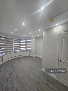 1 bedroom in a house share to rent, Palmers Green, London, N13
