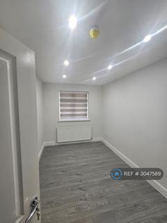 1 bedroom in a house share to rent, Palmers Green, London, N13
