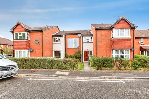 Studio to rent, Clarkes Drive, Uxbridge, UB8