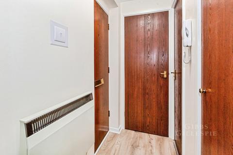 Studio to rent, Clarkes Drive, Uxbridge, UB8