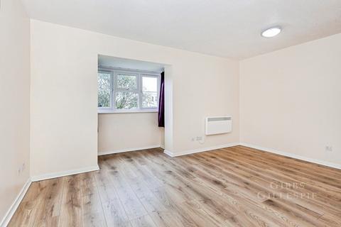 Studio to rent, Clarkes Drive, Uxbridge, UB8