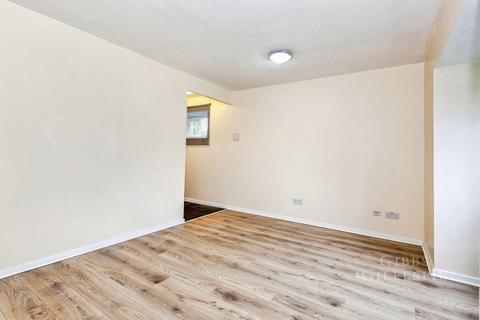 Studio to rent, Clarkes Drive, Uxbridge, UB8