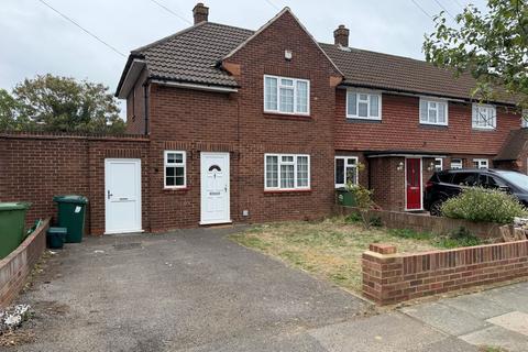 2 bedroom end of terrace house to rent, Metcalf Road, Ashford TW15