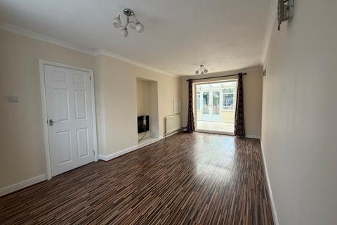 2 bedroom end of terrace house to rent, Metcalf Road, Ashford TW15