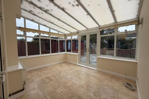 2 bedroom end of terrace house to rent, Metcalf Road, Ashford TW15