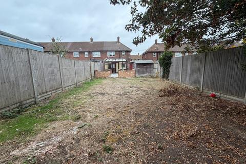 2 bedroom end of terrace house to rent, Metcalf Road, Ashford TW15