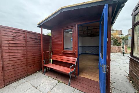 2 bedroom end of terrace house to rent, Metcalf Road, Ashford TW15