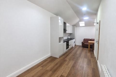1 bedroom semi-detached house to rent, Ashurst Drive, Ilford, IG2