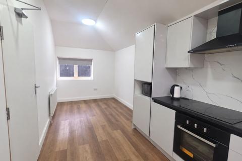 1 bedroom semi-detached house to rent, Ashurst Drive, Ilford, IG2