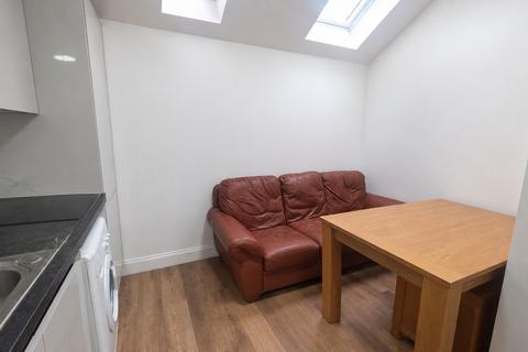 1 bedroom semi-detached house to rent, Ashurst Drive, Ilford, IG2