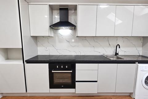 1 bedroom semi-detached house to rent, Ashurst Drive, Ilford, IG2