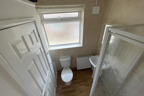 2 bedroom bungalow to rent, High Moor Crescent, Leeds, LS17