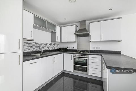 2 bedroom flat to rent, Gabrielle House, Ilford, IG2