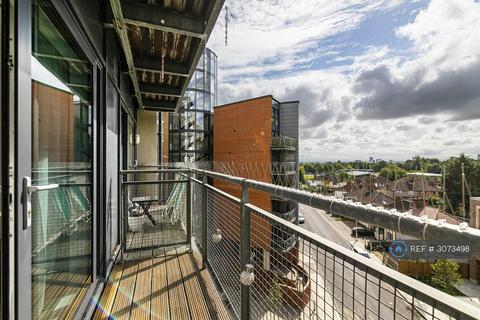 2 bedroom flat to rent, Gabrielle House, Ilford, IG2