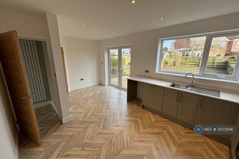 3 bedroom semi-detached house to rent, West Drive, Cleadon, SR6