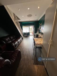 2 bedroom detached house to rent, Abbey Road, Ilford, IG2