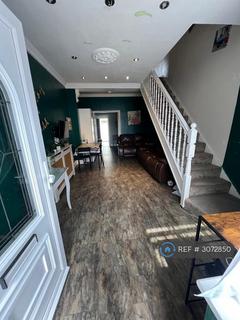 2 bedroom detached house to rent, Abbey Road, Ilford, IG2