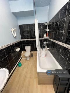 2 bedroom detached house to rent, Abbey Road, Ilford, IG2