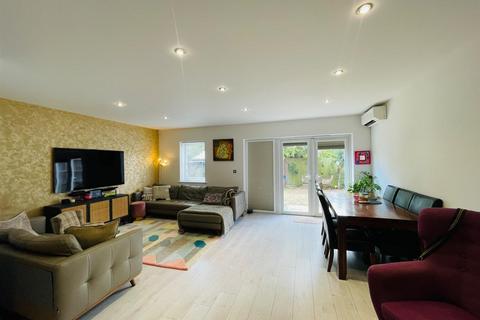 5 bedroom detached house to rent, Lindale Close, Ilford IG4