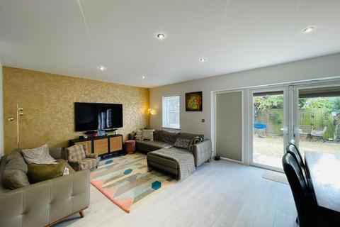 5 bedroom detached house to rent, Lindale Close, Ilford IG4