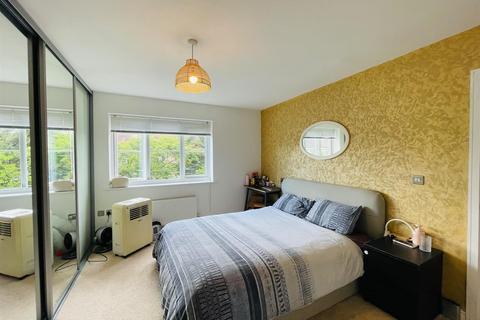 5 bedroom detached house to rent, Lindale Close, Ilford IG4