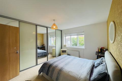 5 bedroom detached house to rent, Lindale Close, Ilford IG4