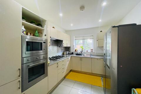 5 bedroom detached house to rent, Lindale Close, Ilford IG4