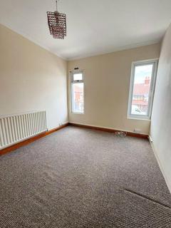 3 bedroom flat to rent, Burlington Road, New Malden