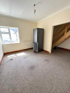 3 bedroom flat to rent, Burlington Road, New Malden
