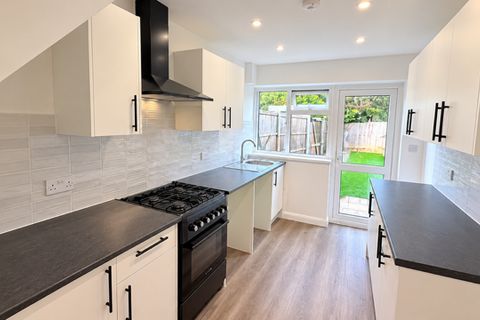 3 bedroom house to rent, Hampshire Road, Hornchurch, RM11