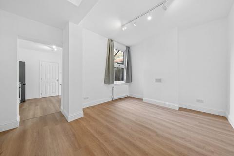 1 bedroom ground floor flat to rent, Carr Road, London E17