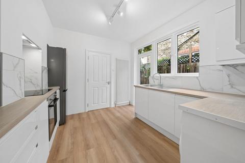 1 bedroom ground floor flat to rent, Carr Road, London E17