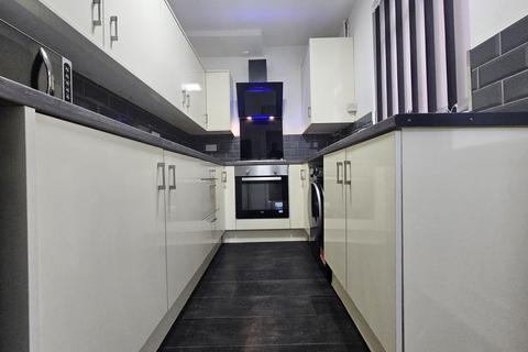 2 bedroom house to rent, Milner Road, BIRMINGHAM