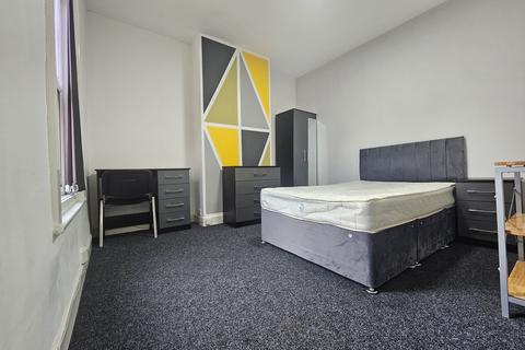 2 bedroom house to rent, Milner Road, BIRMINGHAM