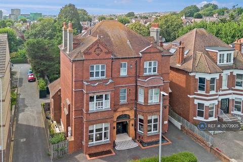 2 bedroom flat to rent, The Drive, Hove, BN3