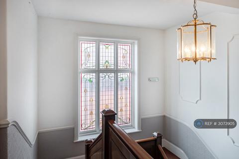 2 bedroom flat to rent, The Drive, Hove, BN3