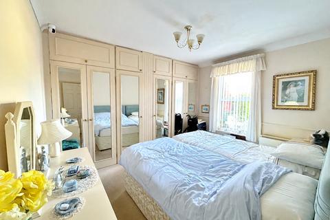1 bedroom apartment for sale, Waterford Road, Highcliffe, Christchurch, Dorset, BH23