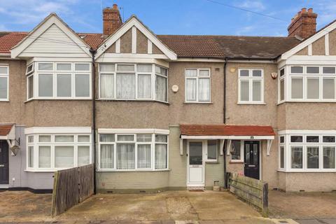 3 bedroom terraced house to rent, Sandringham Gardens, Ilford IG6