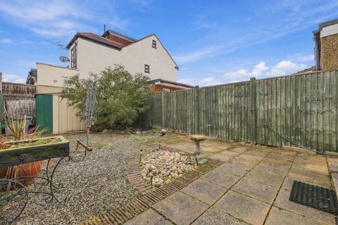 3 bedroom terraced house to rent, Sandringham Gardens, Ilford IG6