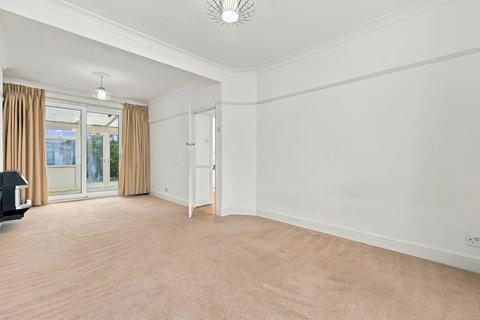 3 bedroom terraced house to rent, Sandringham Gardens, Ilford IG6